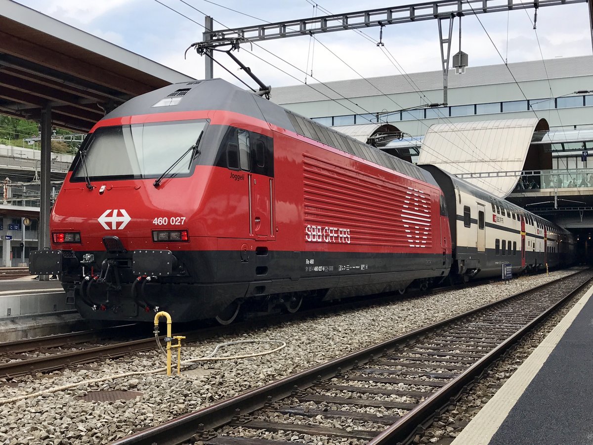 Re 460 027 die neuste unter den revidierten 460er (23.5.17) im Bhf Bern am 31.5.17 als IC nach Basel.