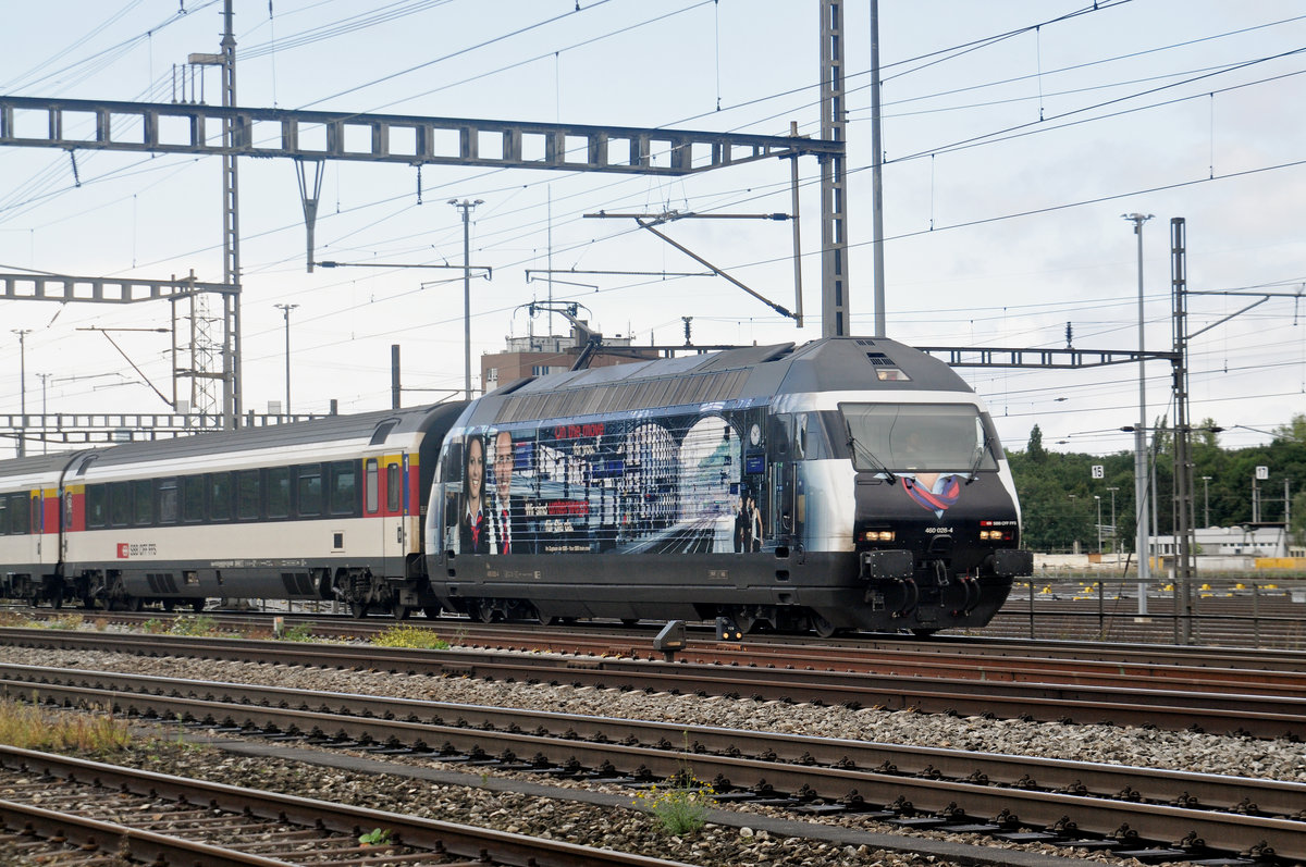 Re 460 028-4 , mit der Personal Werbung SBB, durchfährt den Bahnhof Muttenz. Die Aufnahme stammt vom 14.09.2017.