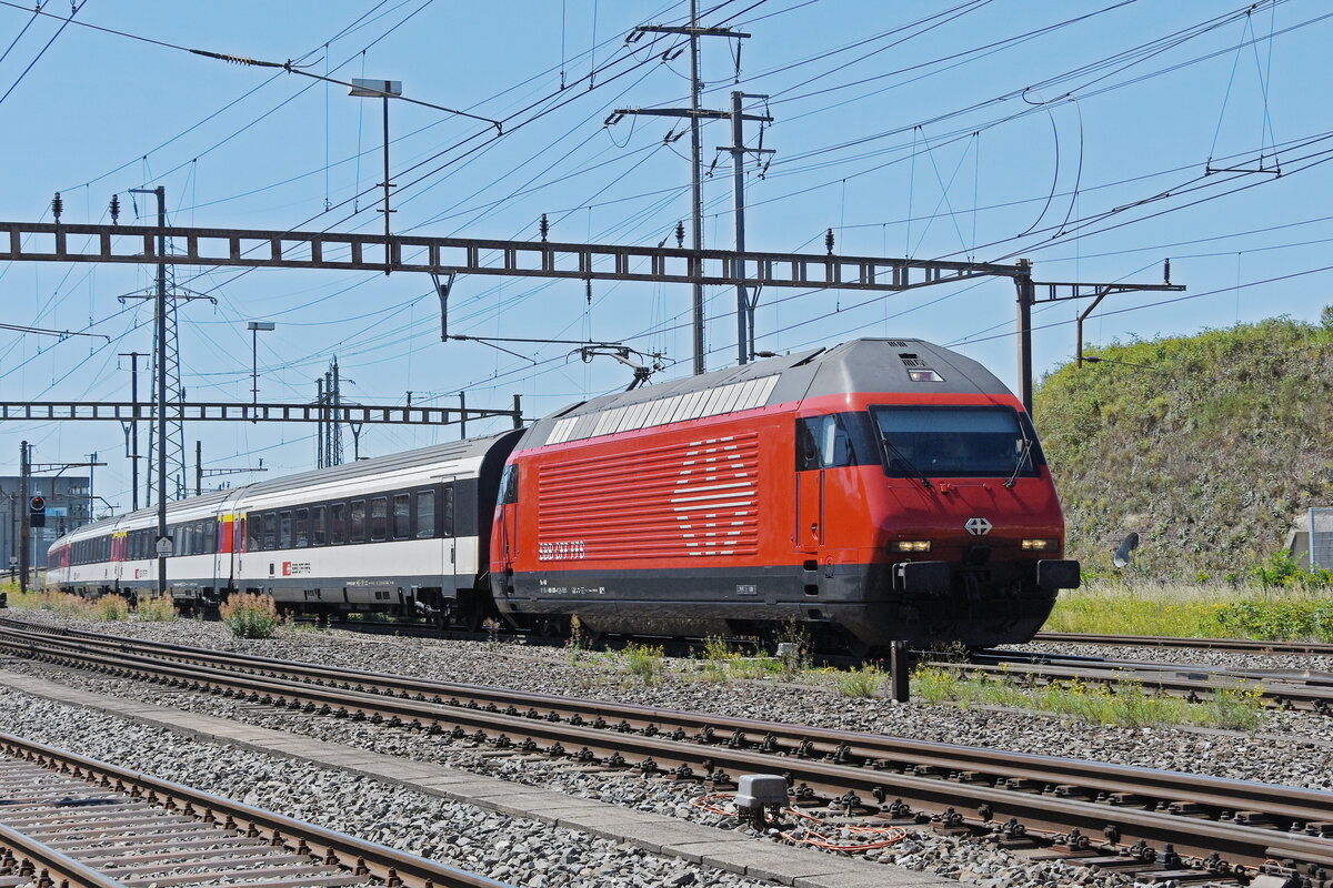 Re 460 028-4 durchfährt am 11.06.2022 den Bahnhof Pratteln.