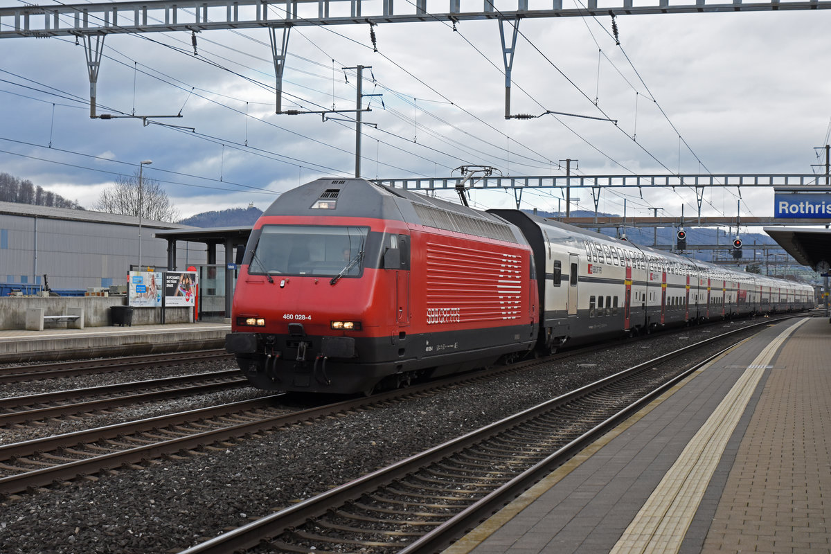 Re 460 028-4 durchfährt den Bahnhof Rothrist. Die Aufnahme stammt vom 11.03.2020.