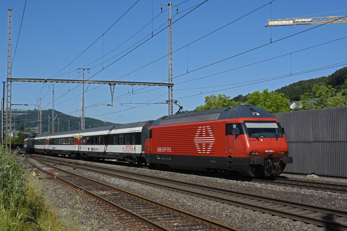 Re 460 028-4 durchfährt den Bahnhof Gelterkinden. Die Aufnahme stammt vom 07.07.2020.