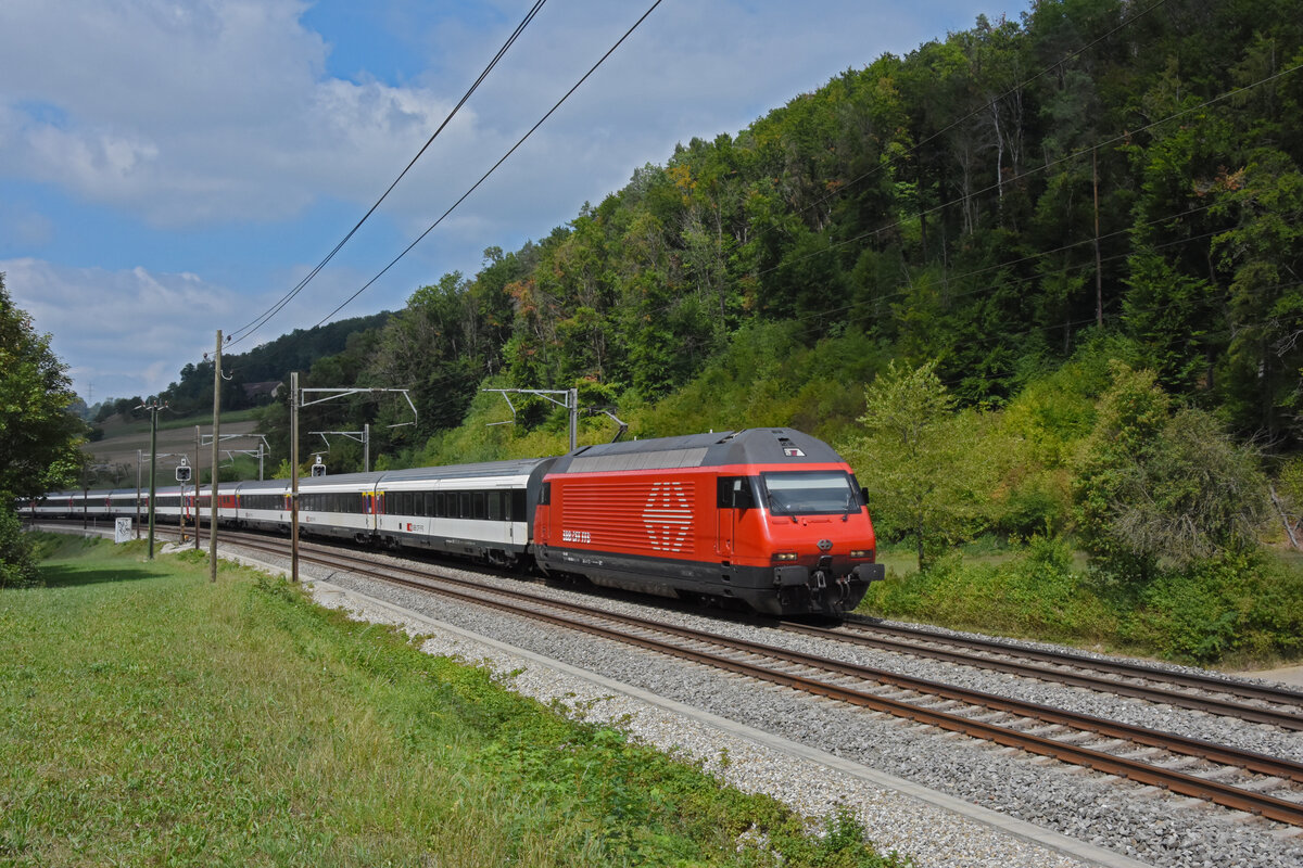 Re 460 028-4 fährt am 28.08.2022 Richtung Bahnhof Tecknau.