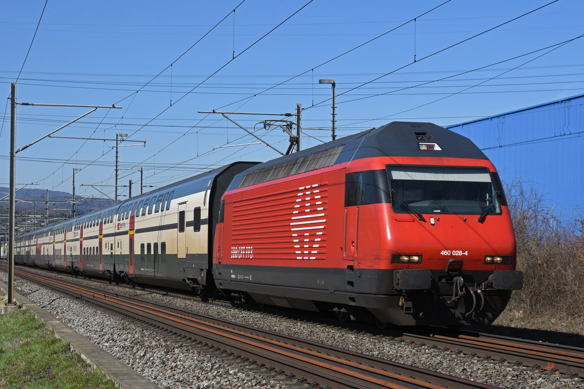 Re 460 028-4 fährt Richtung Bahnhof Itingen. Die Aufnahme stammt vom 21.03.2019.