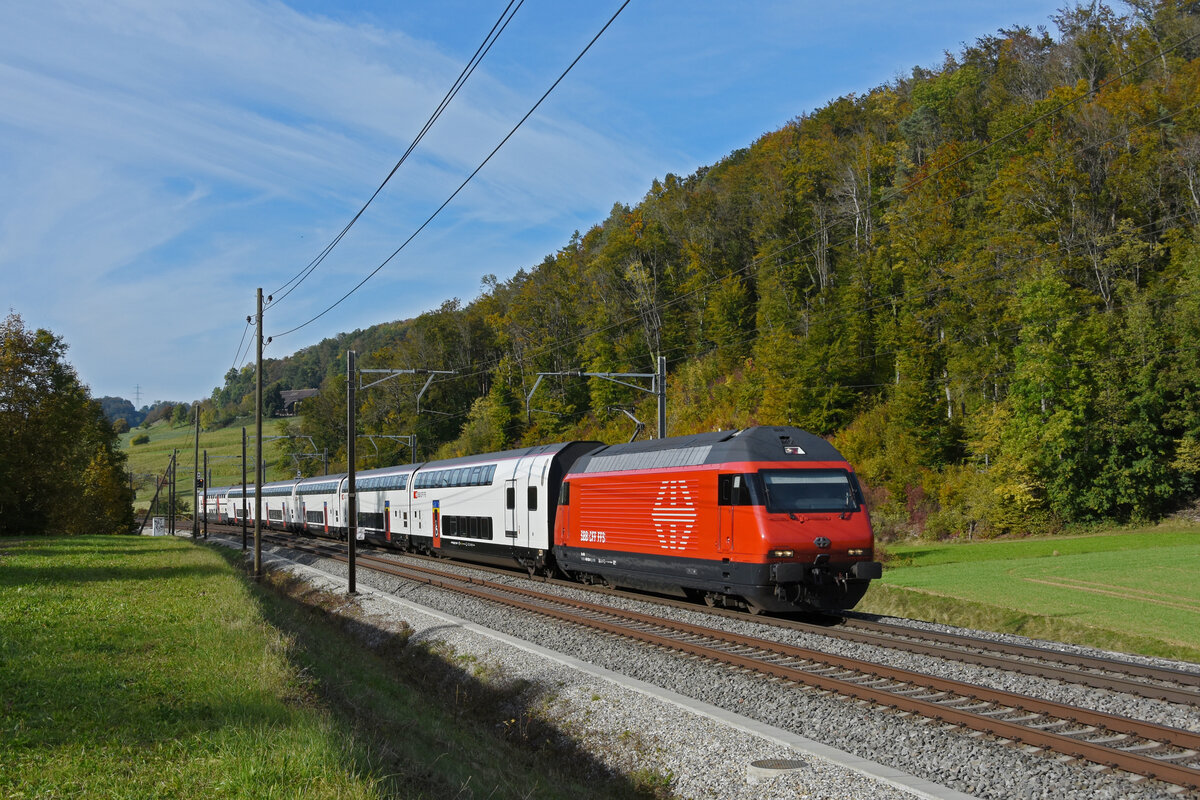 Re 460 028-4 fährt Richtung Bahnhof Tecknau. Die Aufnahme stammt vom 18.10.2021.