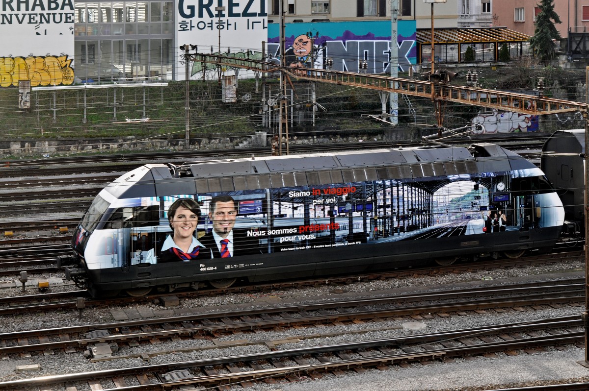 Re 460 028-4, mit einer Personal Werbung, verlässt den Bahnhof SBB. Die Aufnahme stammt vom 06.02.2016.