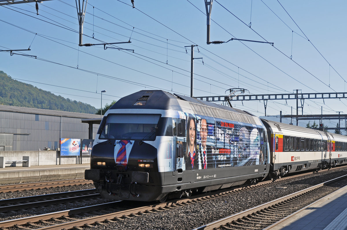 Re 460 028-4, mit einer Personalwerbung, durchfährt den Bahnhof Rothrist. Die Aufnahme stammt vom 25.08.2016.