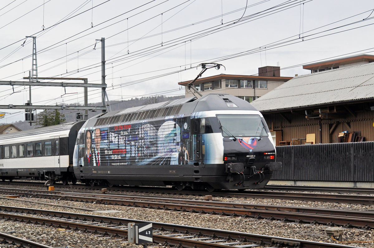 Re 460 028-4, mit einer SBB Personalwerbung, durchfährt den Bahnhof Sissach. Die Aufnahme stammt vom 06.03.2017.