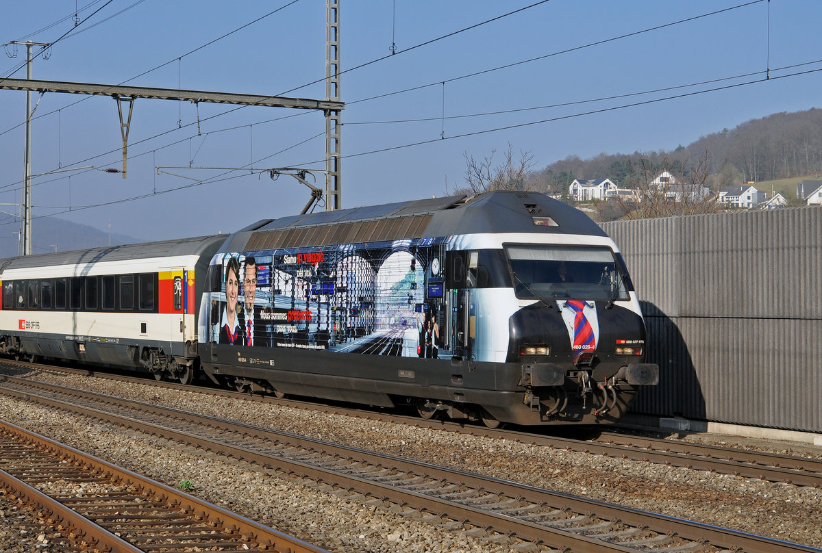 Re 460 028-4, mit der SBB Personalwerbung, durchfährt den Bahnhof Gelterkinden. Die Aufnahme stammt vom 16.03.2017.