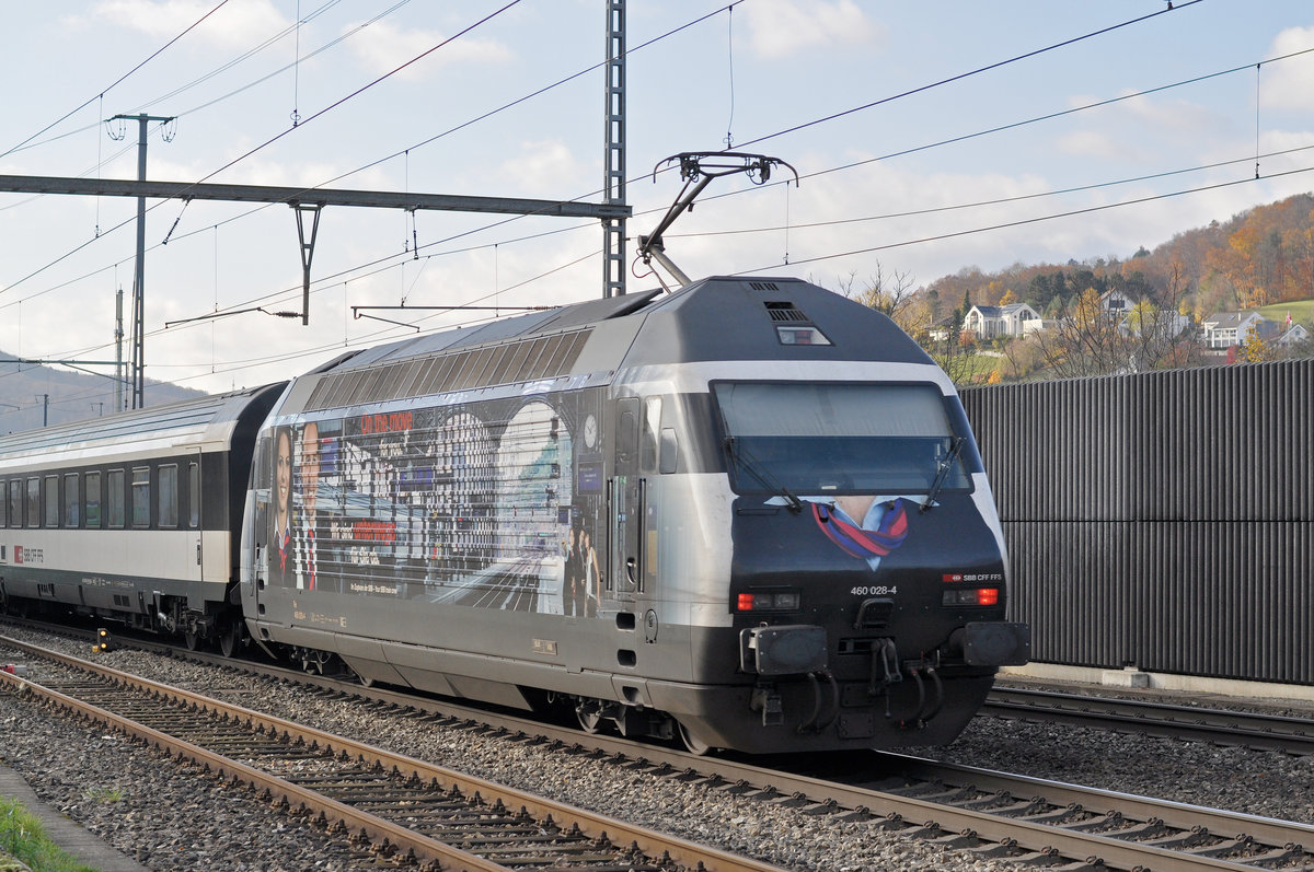 Re 460 028-4, mit der SBB Personal Werbung, durchfährt den Bahnhof Gelterkinden. Die Aufnahme stammt vom 14.11.2017.
