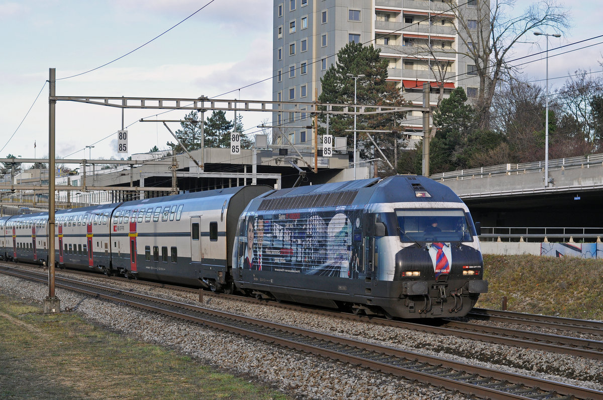 Re 460 028-4, mit der SBB Personalwerbung, fährt Richtung Bahnhof Muttenz. Die Aufnahme stammt vom 01.12.2017.