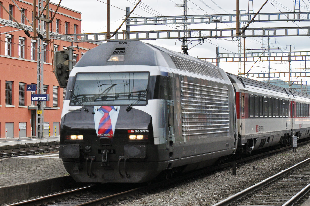 Re 460 028-4, mit einer SBB Personal Werbung, durchfährt den Bahnhof Muttenz. Die Aufnahme stammt vom 30.05.2016.
