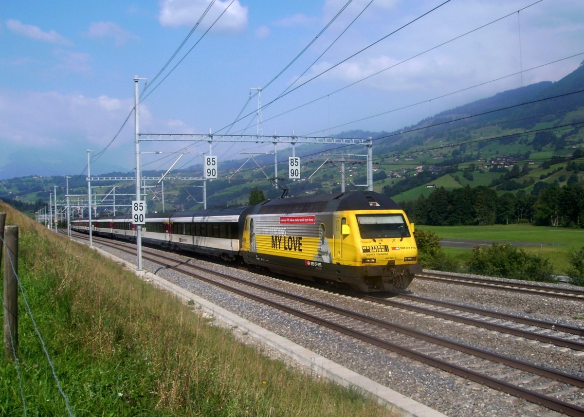 Re 460 028 mit einem IC nach Brig am 31.08.2007 bei Reichenbach im Kandertal.