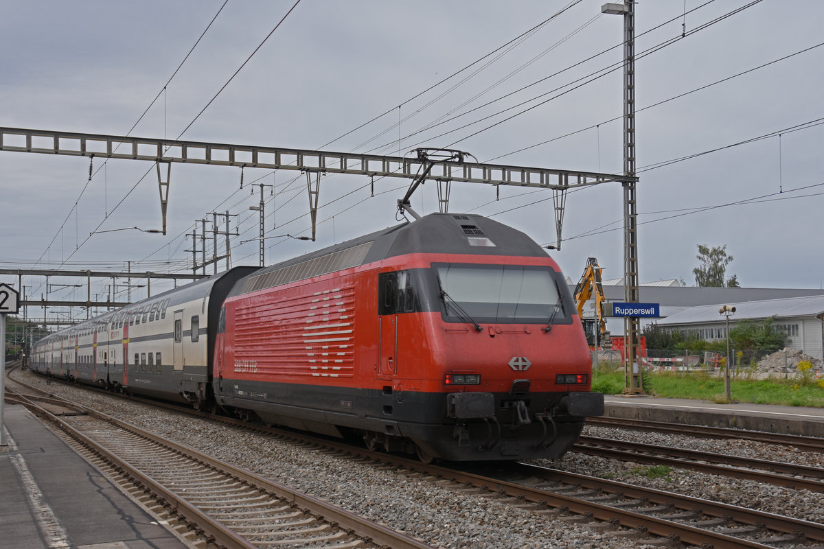 Re 460 029-2 durchfährt den Bahnhof Rupperswil. Die Aufnahme stammt vom 25.08.2020.