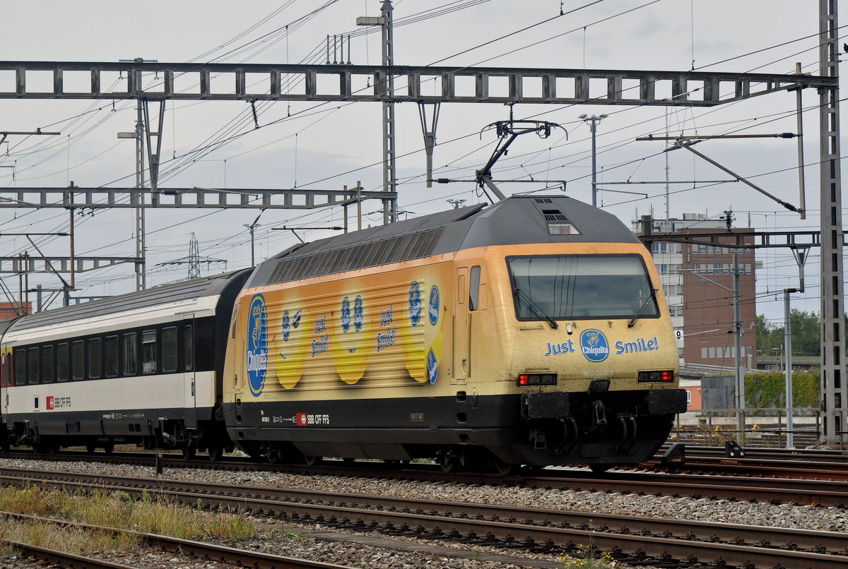 Re 460 029-2, mit der Chiquita Werbung, durchfährt den Bahnhof Muttenz. Die Aufnahme stammt vom 08.09.2017.