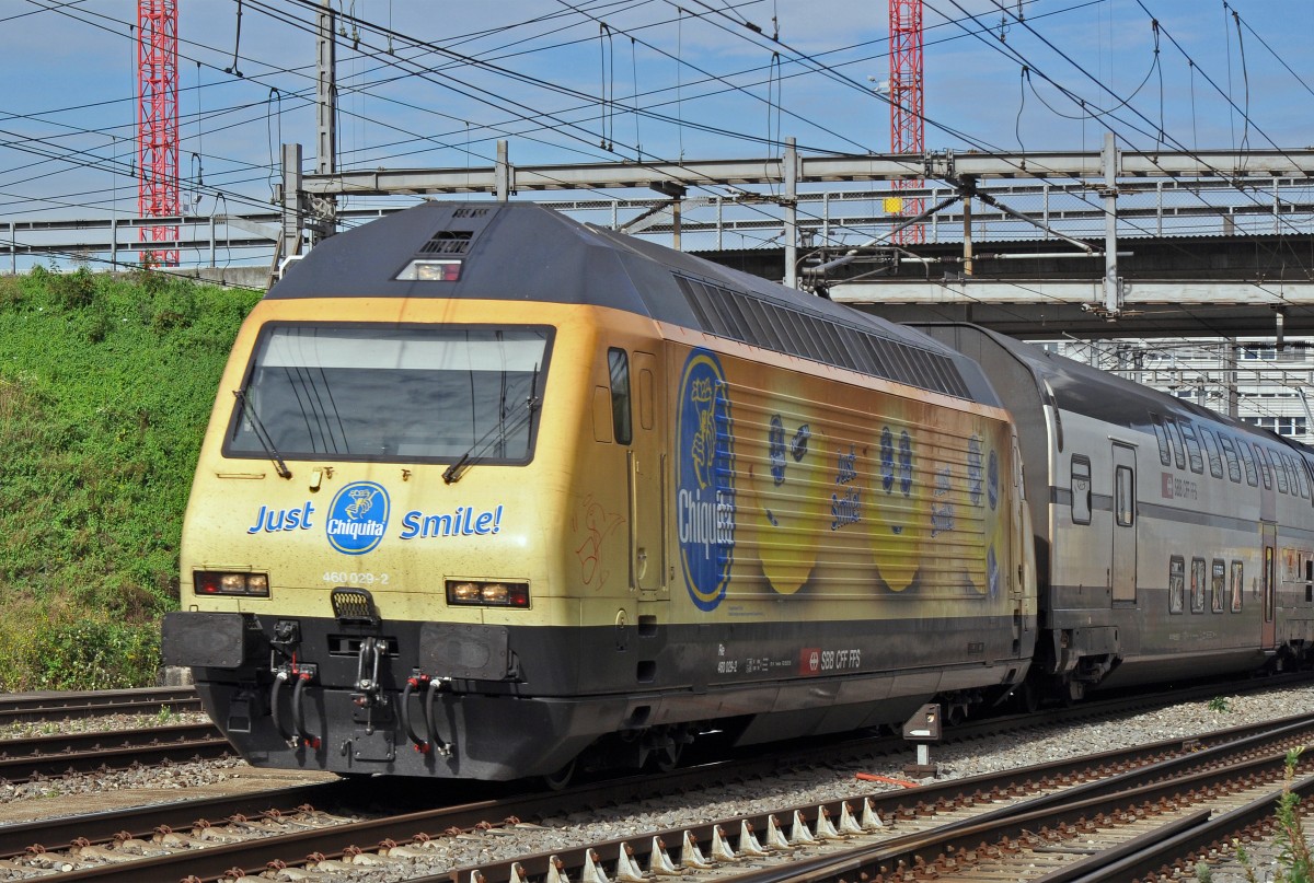 Re 460 029-2, mit der Chiquita Werbung durchfährt den Bahnhof Muttenz. Die Aufnahme stammt vom 28.08.2015.