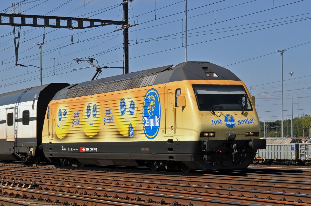 Re 460 029-2, mit der Chiquita Werbung durchfährt den Bahnhof Muttenz. Die Aufnahme stammt vom 10.09.2015.