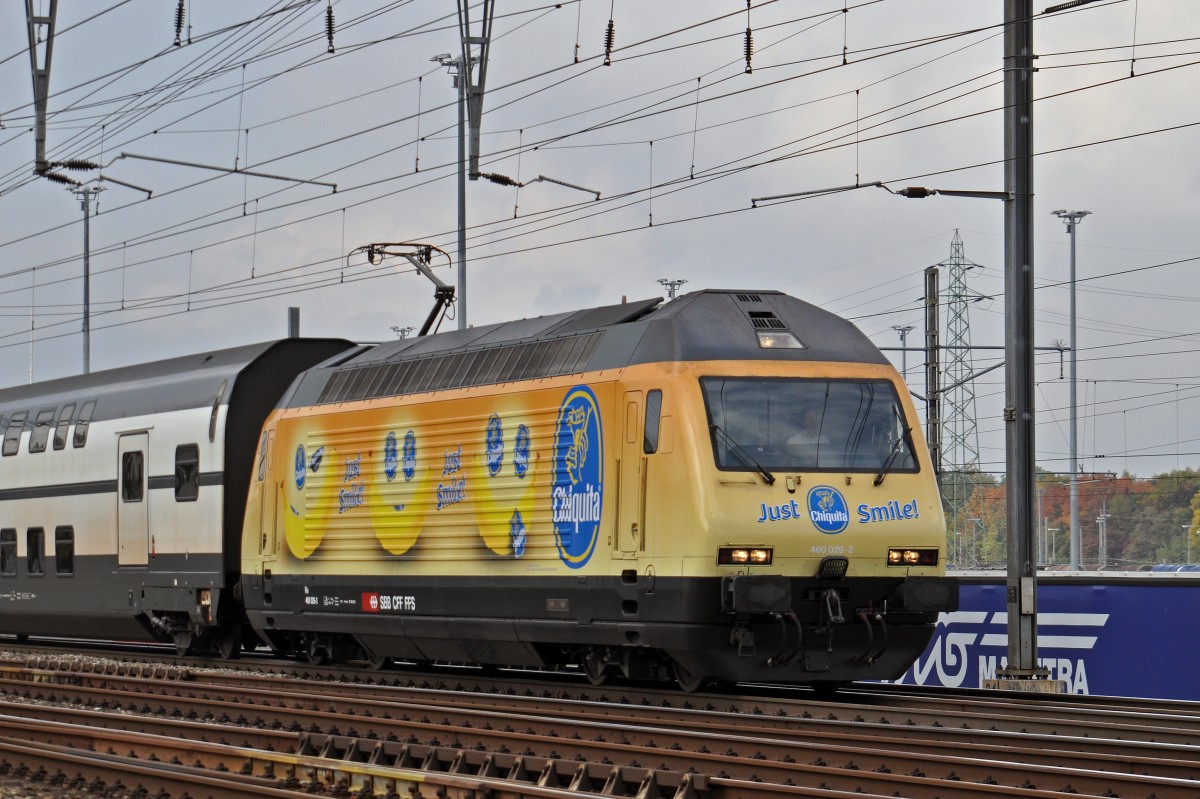 Re 460 029-2, mit der Chiquita Werbung, durchfährt den Bahnhof Muttenz. Die Aufnahme stammt vom 14.10.2015.