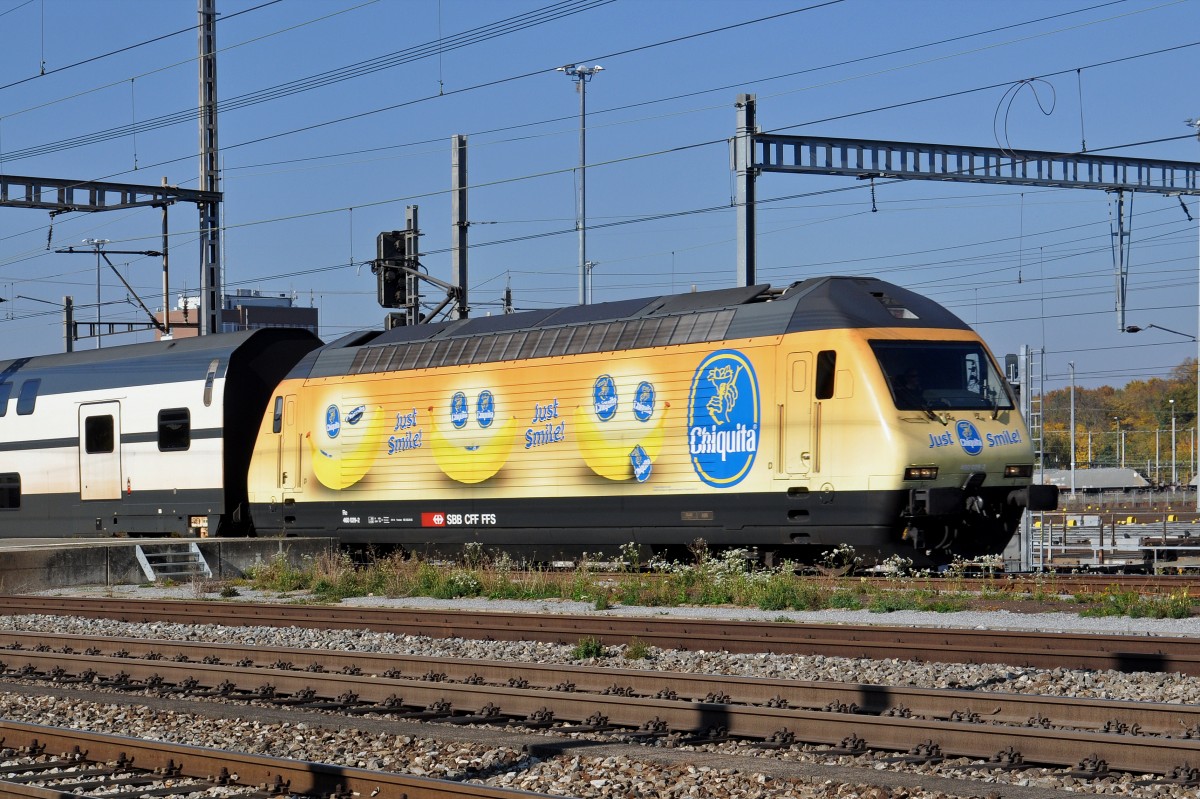 Re 460 029-2, mit der Chiquita Werbung, durchfährt den Bahnhof Muttenz. Die Aufnahme stammt vom 26.10.2015.