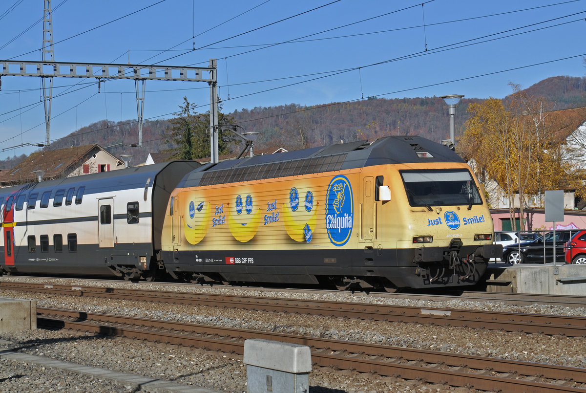 Re 460 029-2, mit der Chiquita Werbung, durchfährt den Bahnhof Sissach. Die Aufnahme stammt vom 06.11.2015.