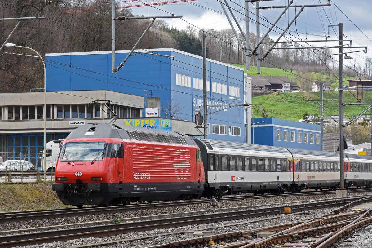 Re 460 030-0 durchfährt den Bahnhof Lausen. Die Aufnahme stammt vom 18.03.2019.