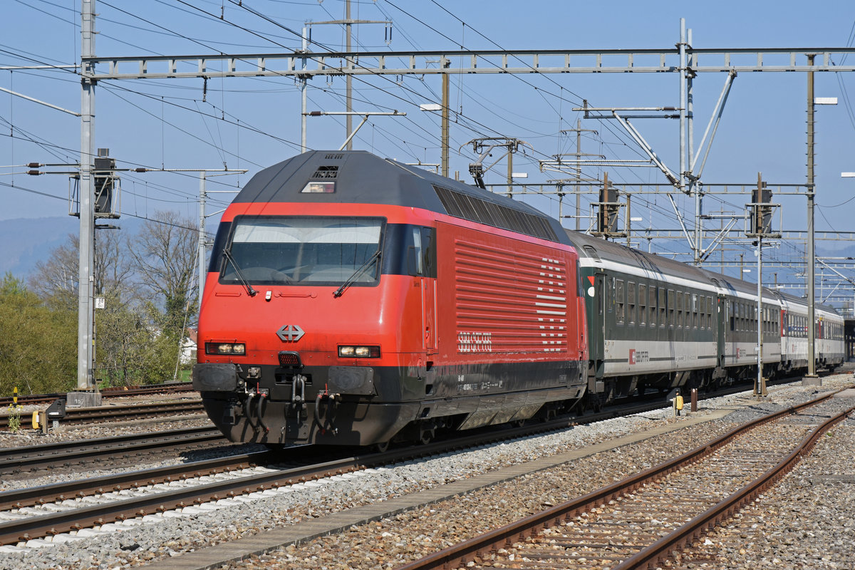 Re 460 030-0 durchfährt den Bahnhof Möhlin. Die Aufnahme stammt vom 15.04.2019.