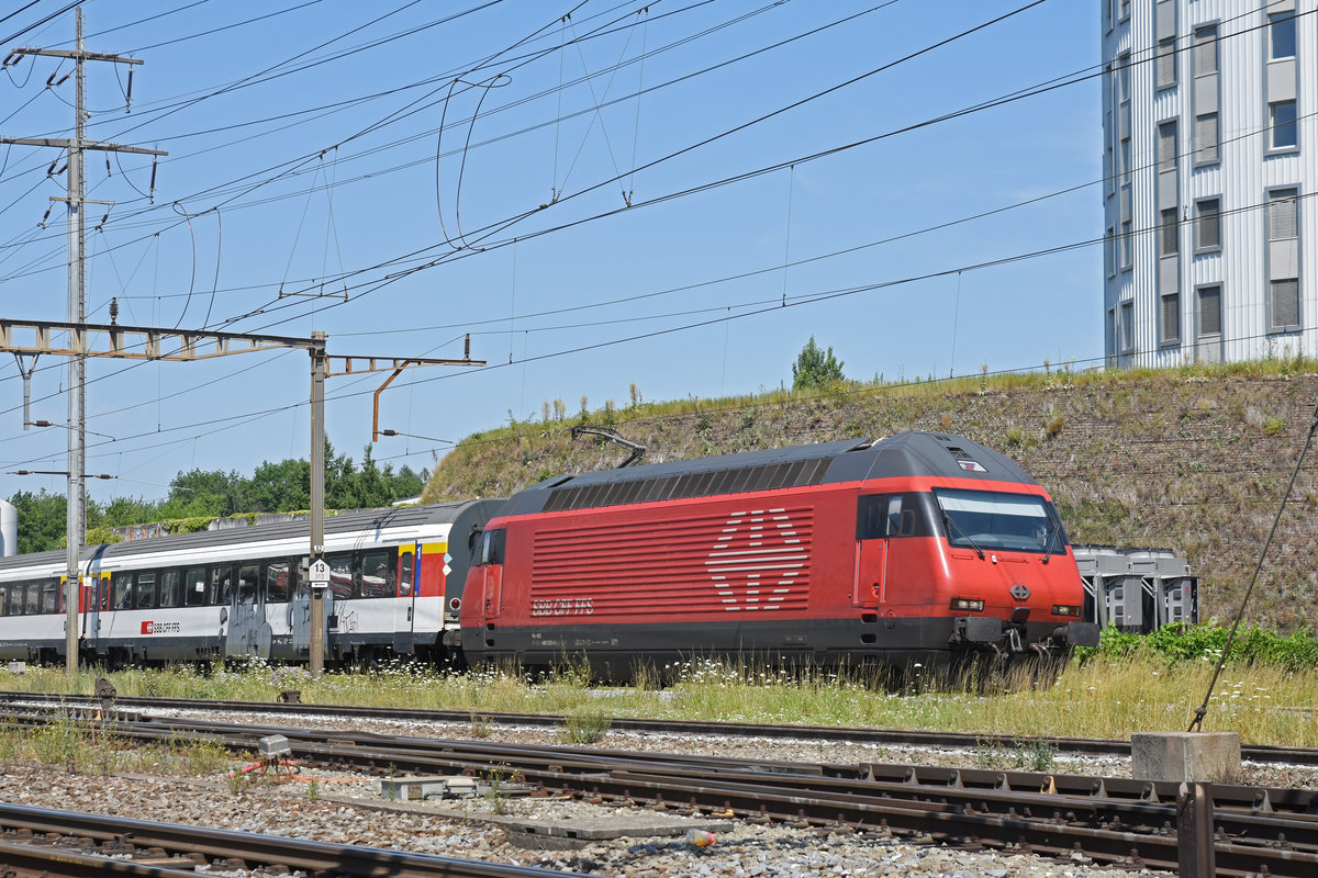 Re 460 030-0 durchfährt den Bahnhof Pratteln. Die Aufnahme stammt vom 01.07.2019.