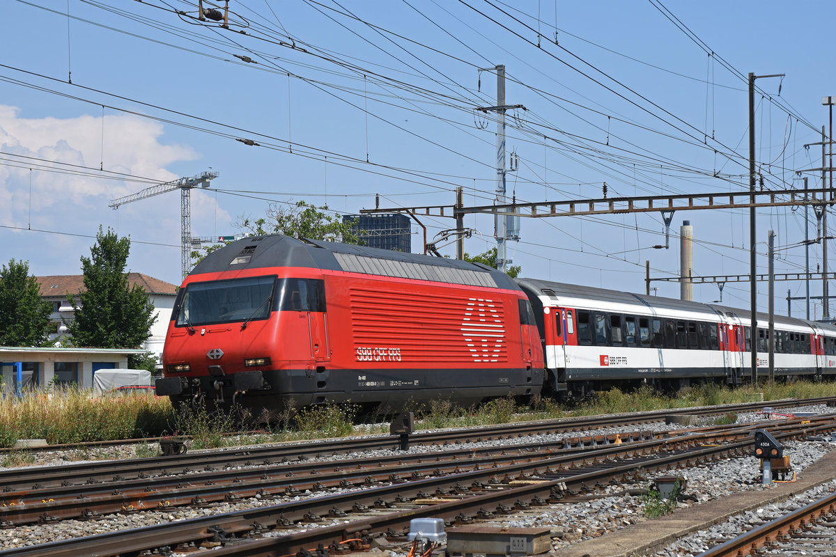 Re 460 030-0 durchfährt den Bahnhof Pratteln. Die Aufnahme stammt vom 26.07.2019.