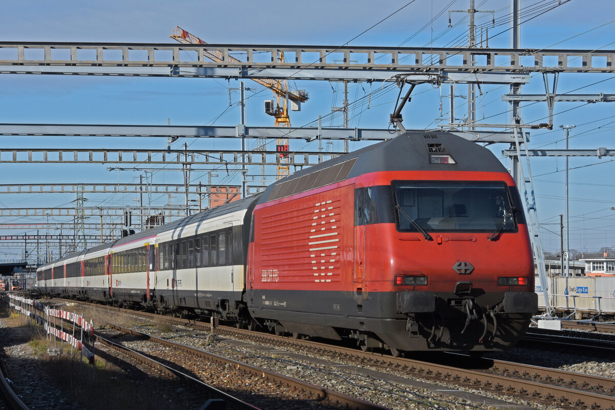 Re 460 030-0 durchfährt den Bahnhof Muttenz. Die Aufnahme stammt vom 22.01.2022.