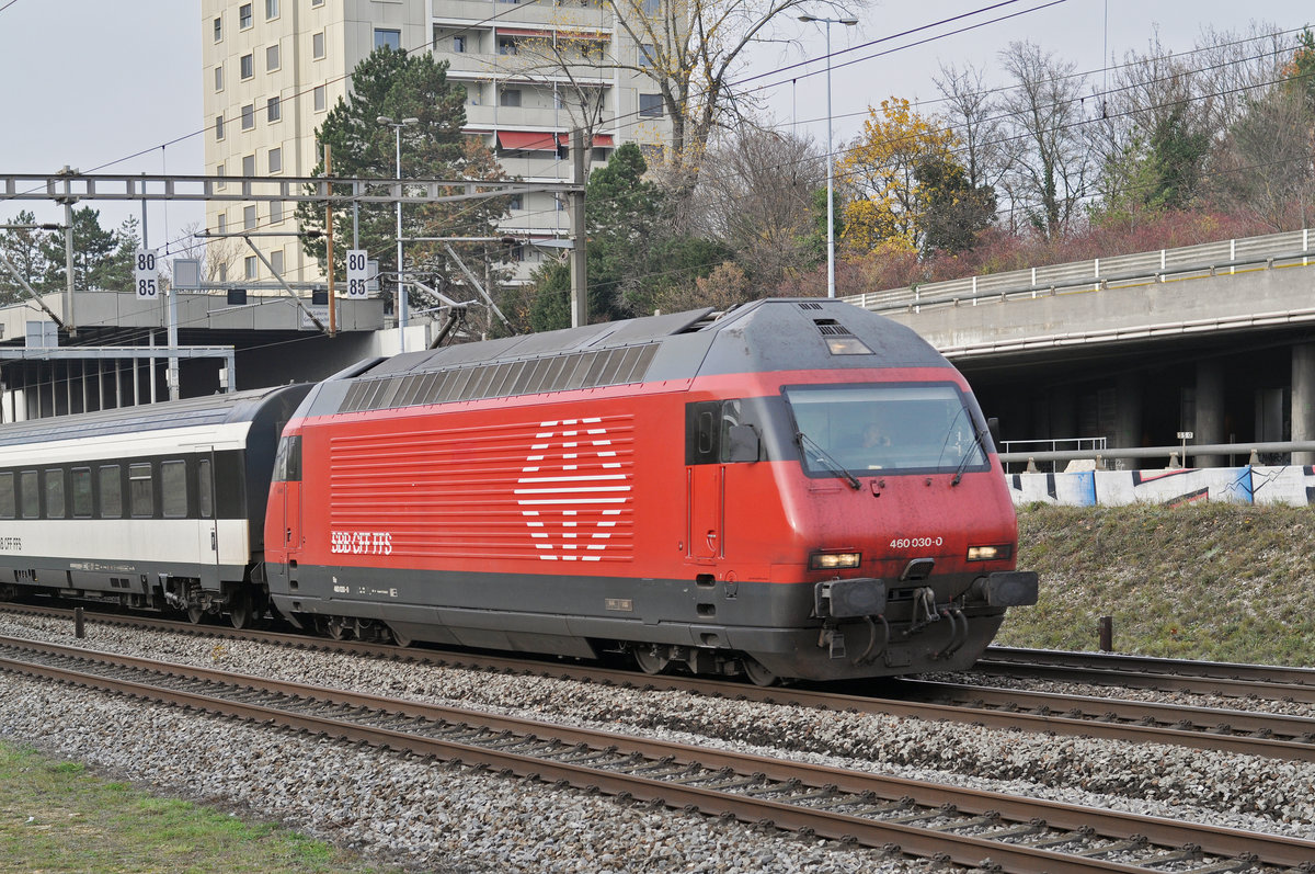 Re 460 030-0 fährt Richtung Bahnhof Muttenz. Die Aufnahme stammt vom 16.11.2017.