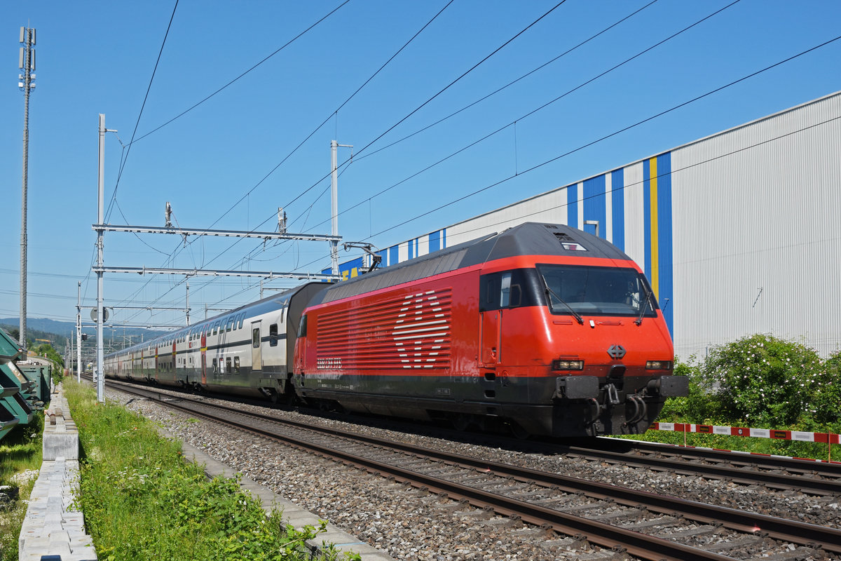Re 460 030-0 fährt Richtung Bahnhof Itingen. Die Aufnahme stammt vom 19.05.2020.