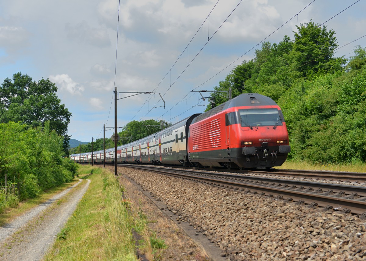 Re 460 030 mit einem IC am 14.06.2014 bei Mellingen. 