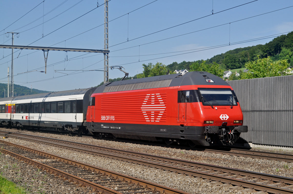 Re 460 031-8 durchfährt den Bahnhof Gelterkinden. Die Aufnahme stammt vom 15.08.2017.