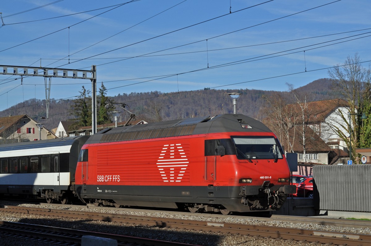 Re 460 031-8 durchfährt den Bahnhof Sissach. Die Aufnahme stammt vom 07.12.2015.