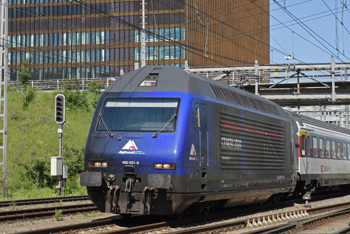 Re 460 031-8, mit der Ceneri 2020 Werbung, durchfährt den Bahnhof Muttenz. Die Aufnahme stammt vom 30.05.2018.