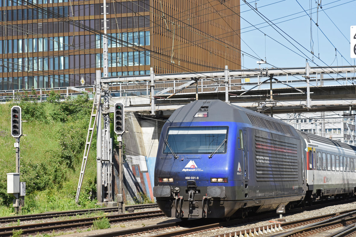 Re 460 031-8, mit der Ceneri 2020 Werbung, durchfährt den Bahnhof Muttenz. Die Aufnahme stammt vom 30.05.2018.