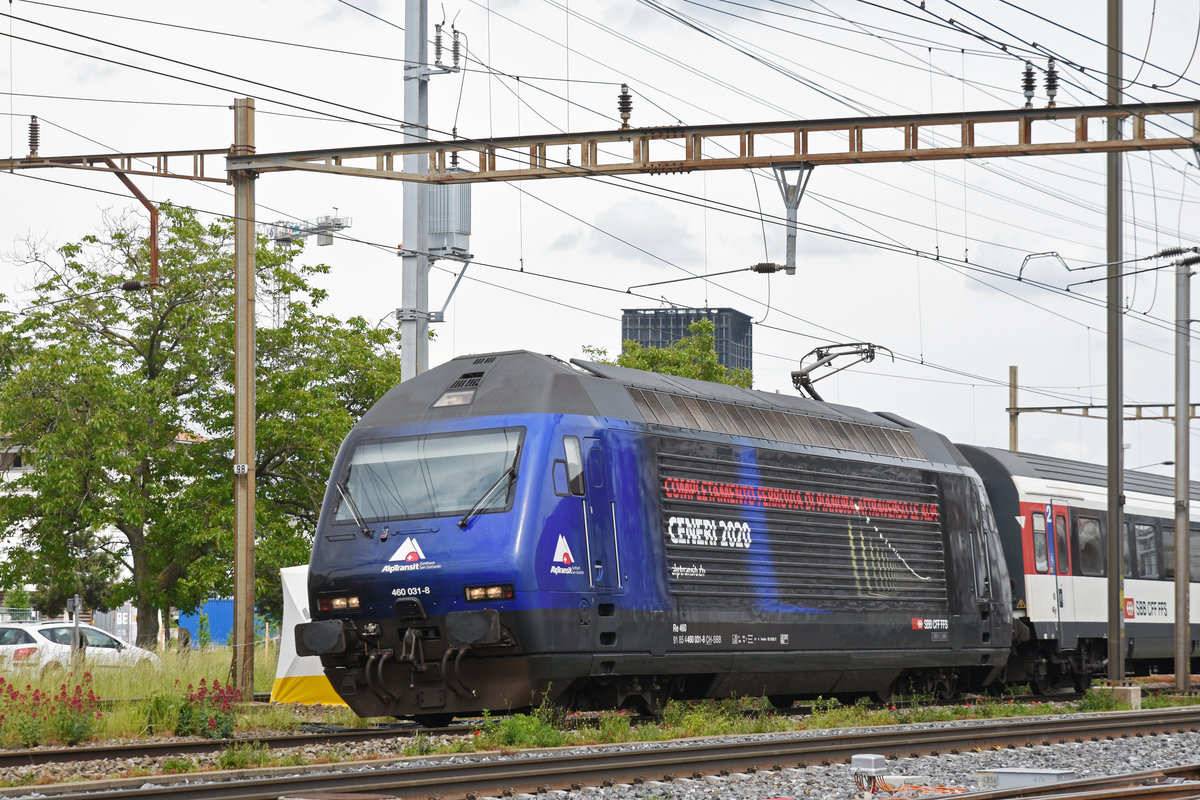 Re 460 031-8 mit der Ceneri 2020 Werbung, durchfährt den Bahnhof Pratteln. Die Aufnahme stammt vom 27.05.2019.