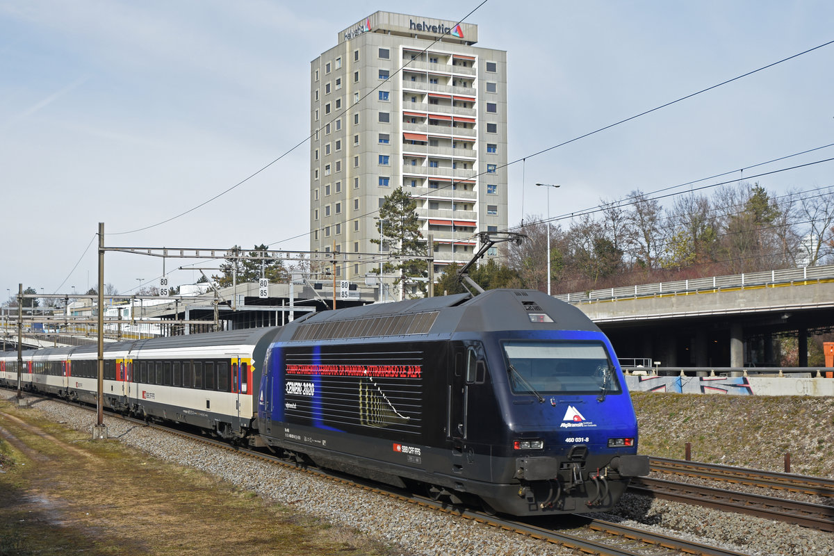 Re 460 031-8 mit der Werbung für den Ceneri 2020 fährt Richtung Bahnhof SBB. Die Aufnahme stammt vom 08.02.2019.