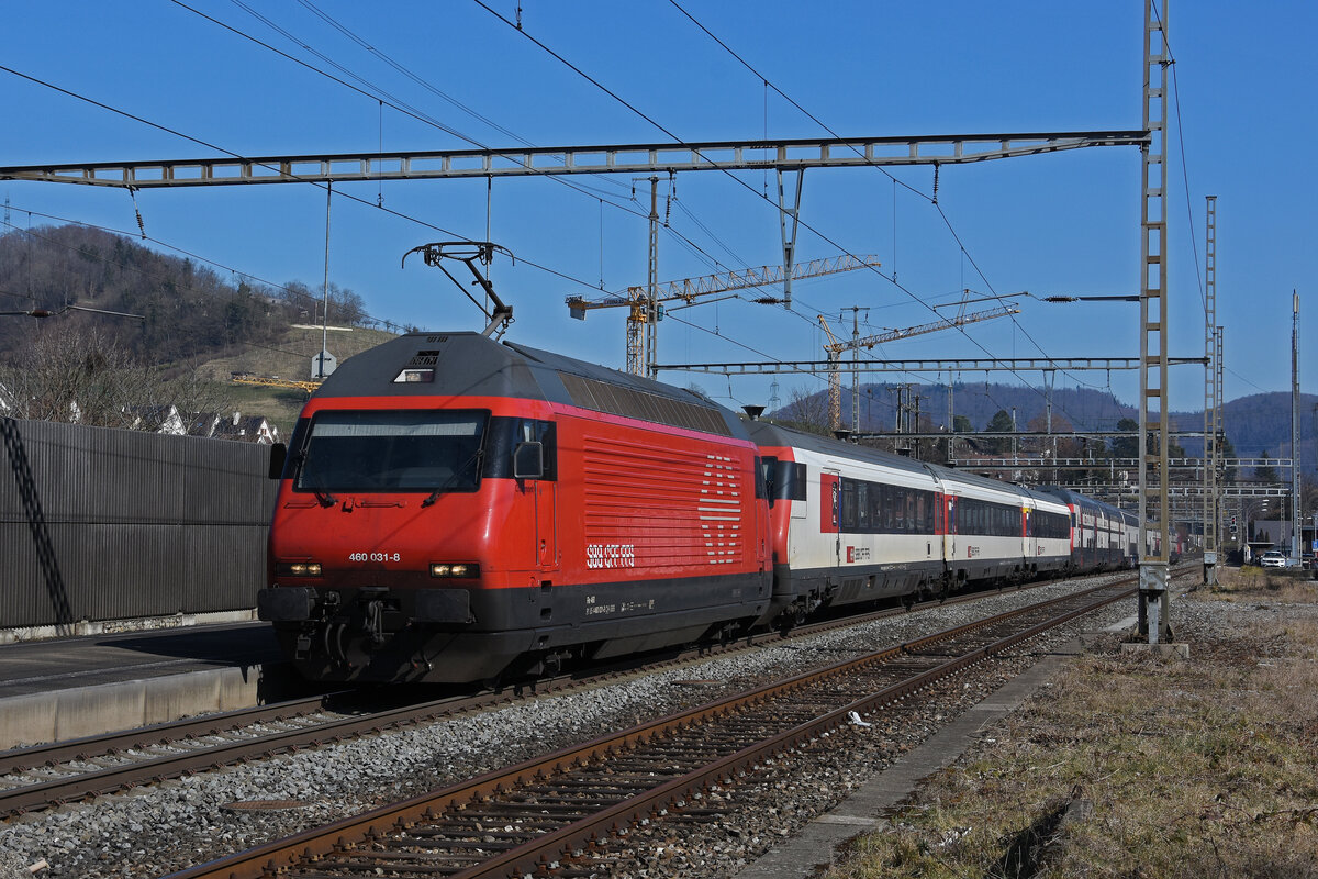 Re 460 031-8 wartet beim Bahnhof Gelterkinden. Die Aufnahme stammt vom 04.03.2022.