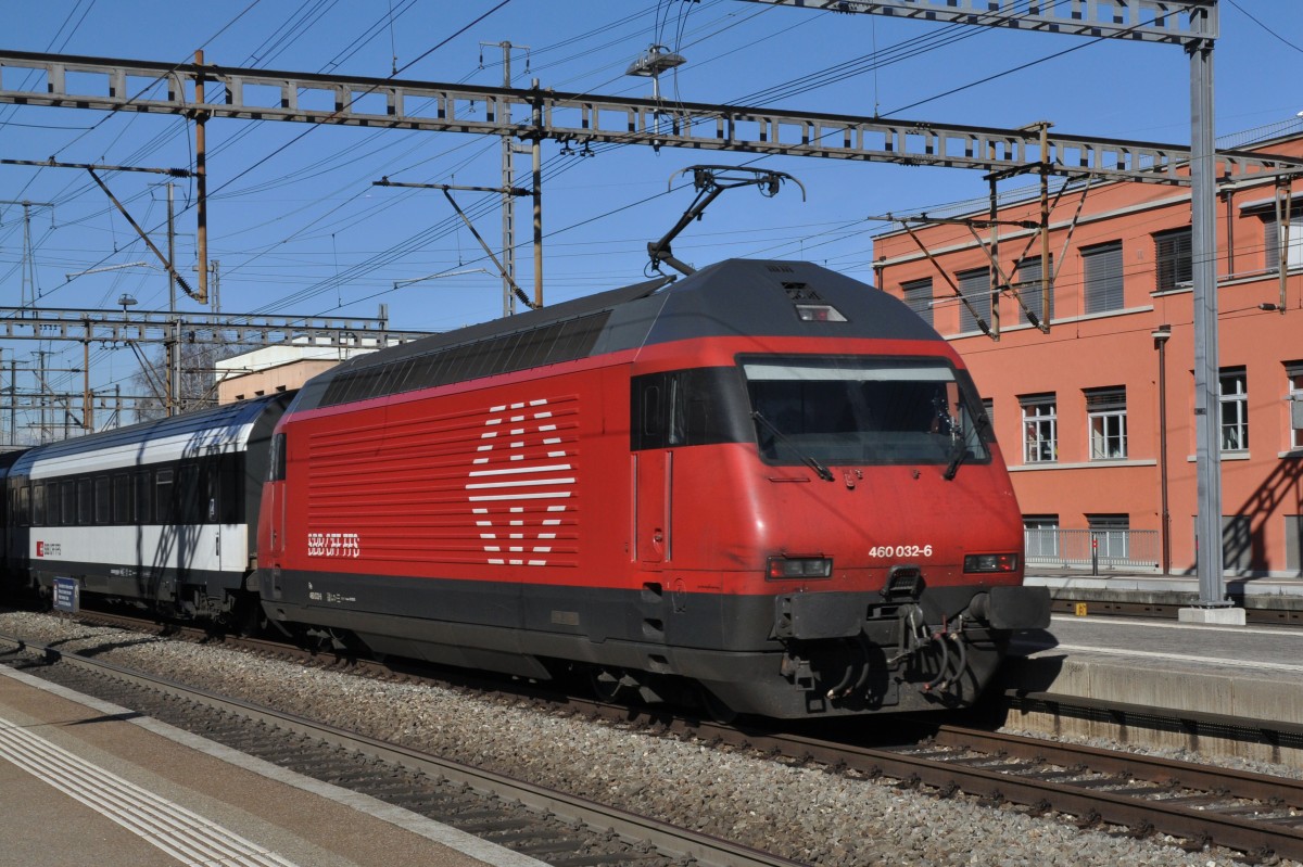 Re 460 032-6 durchfährt den Bahnhof Muttenz. Die Aufnahme stammt vom 20.02.2014.