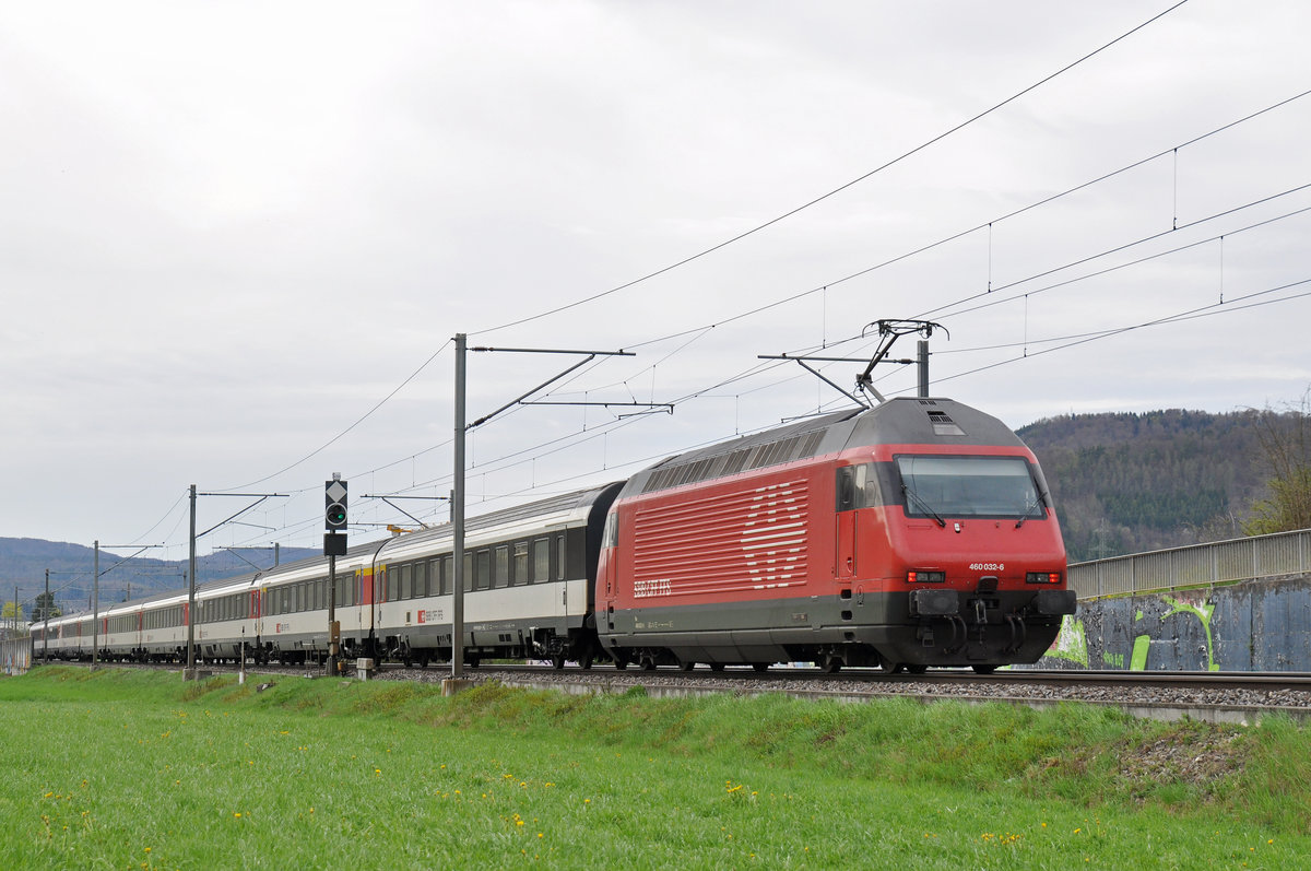 Re 460 032-6 fährt Richtung Bahnhof Itingen. Die Aufnahme stammt vom 14.04.2018.