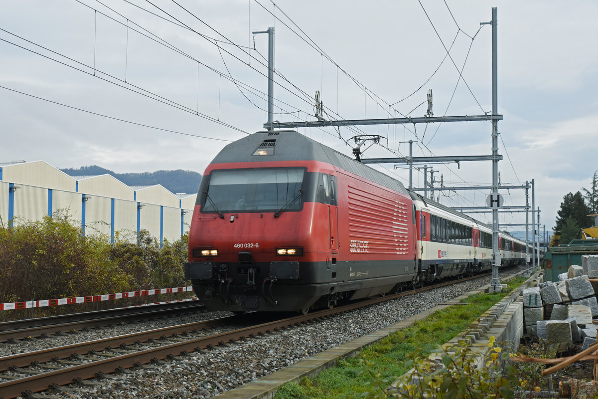 Re 460 032-6 fährt Richtung Bahnhof Lausen. Die Aufnahme stammt vom 24.11.2019.