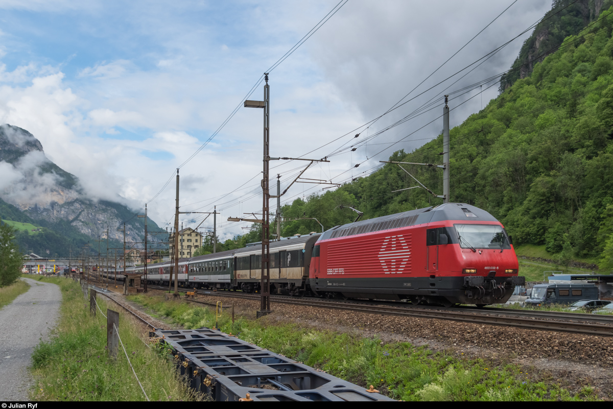 Re 460 032 zieht am 4. Juni 2016 einen verlängerten IR aus dem Bahnhof Erstfeld auf die Gotthard-Bergstrecke.