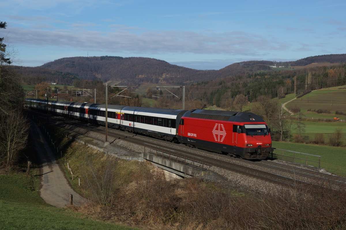 Re 460 033-4 befindet sich am 07.12.2013 mit dem IR 1971 zwischen Frick und Zeihen.