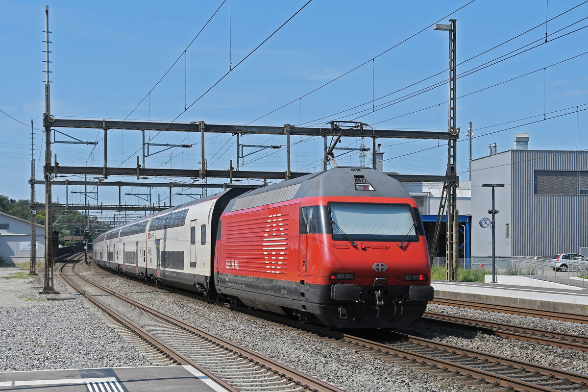 Re 460 033-4 durchfährt am 12.08.2024 den Bahnhof Rupperswil.