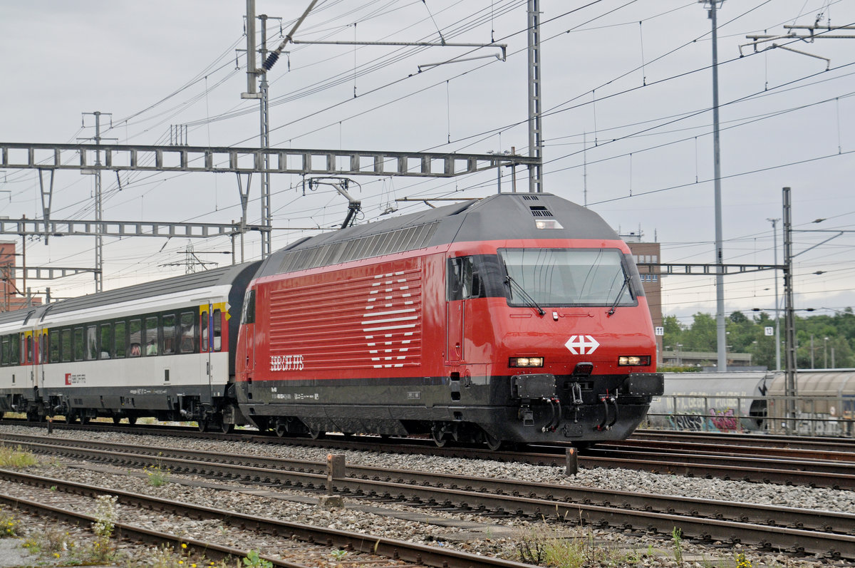 Re 460 033-4 durchfährt den Bahnhof Muttenz. Die Aufnahme stammt vom 31.08.2017.