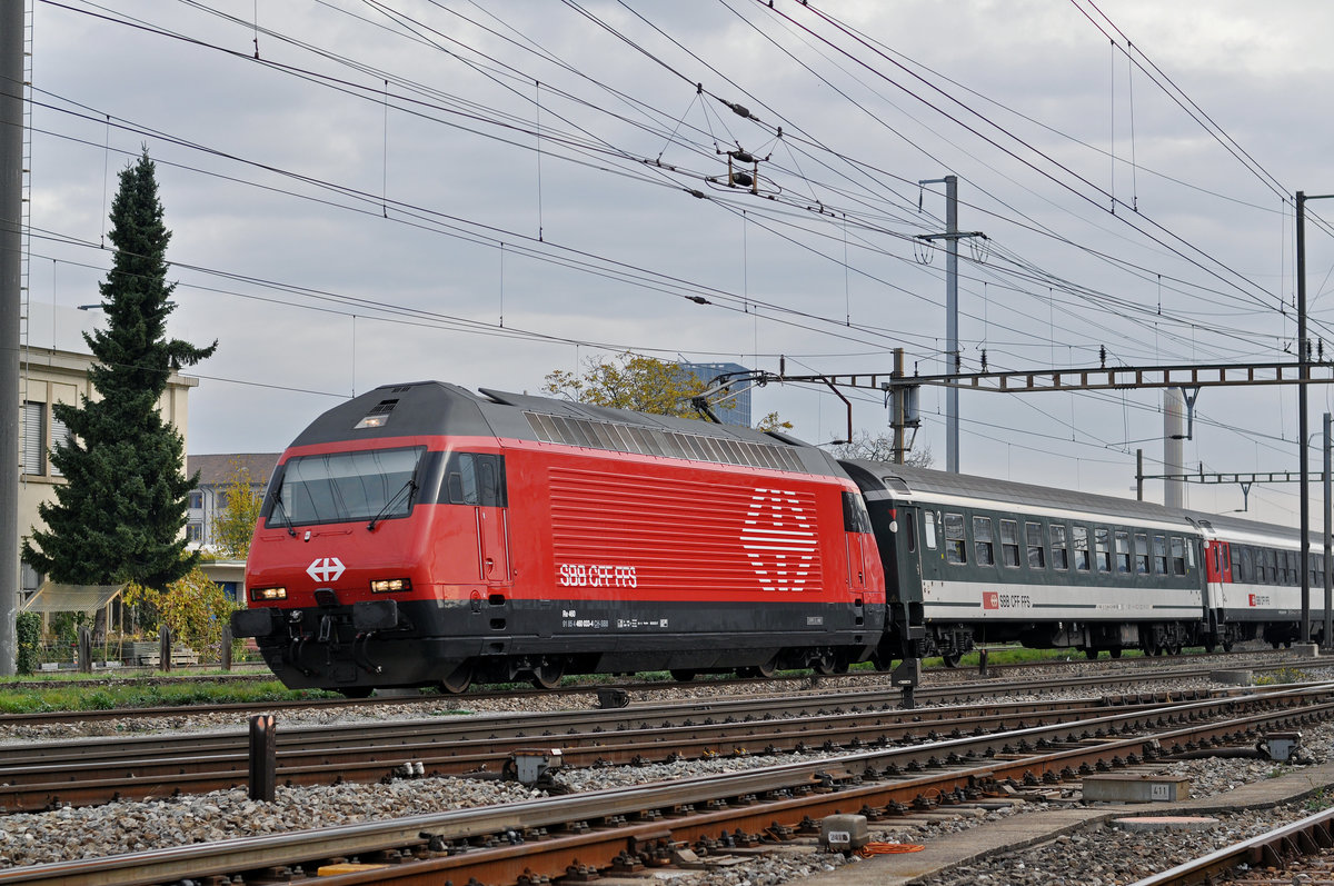 Re 460 033-4 durchfährt den Bahnhof Pratteln. Die Aufnahme stammt vom 04.11.2017.