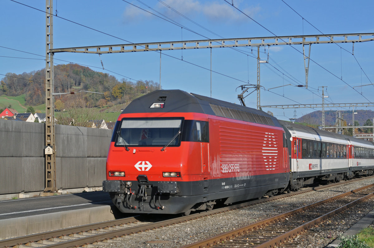 Re 460 033-4 durchfährt den Bahnhof Gelterkinden. Die Aufnahme stammt vom 14.11.2017.