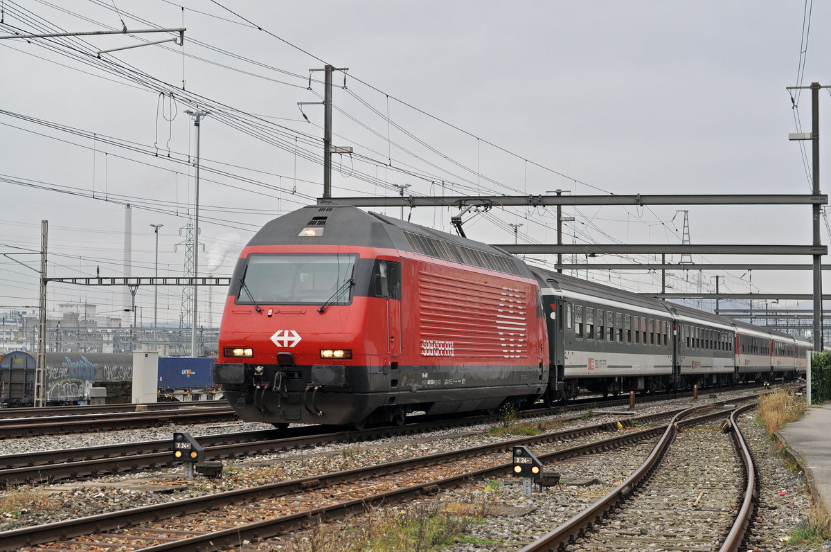 Re 460 033-4 durchfährt den Bahnhof Muttenz. Die Aufnahme stammt vom 09.11.2017.