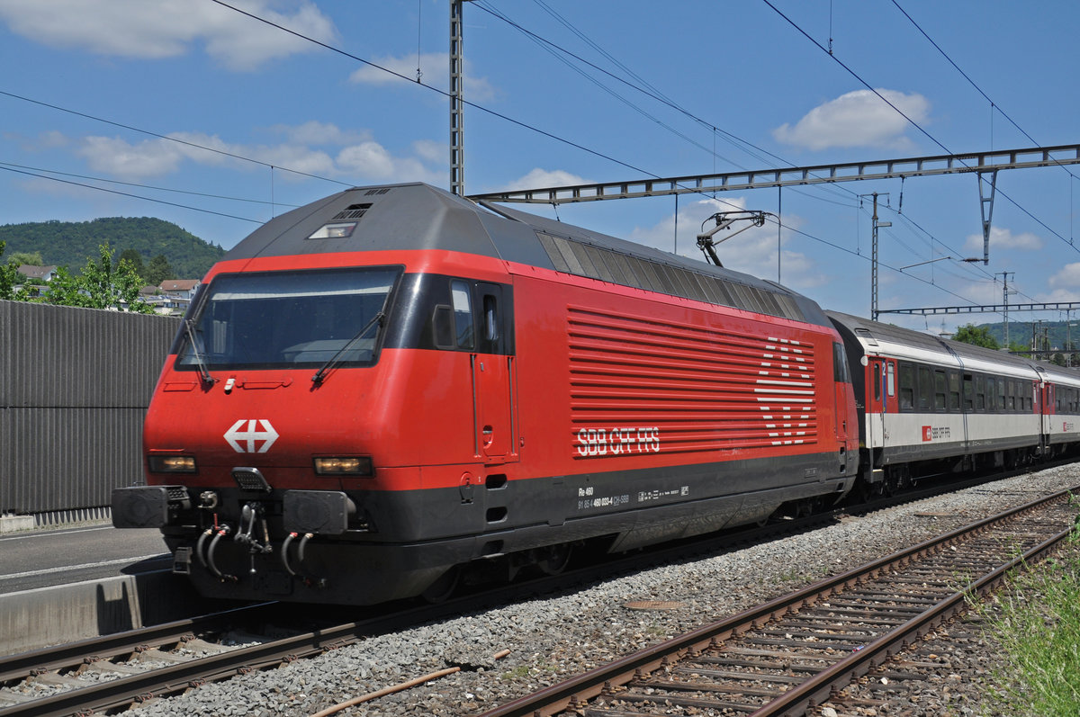 Re 460 033-4 durchfährt den Bahnhof Gelterkinden. Die Aufnahme stammt vom 19.06.2018.