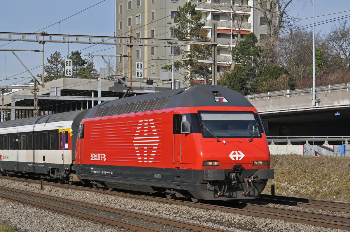 Re 460 033-4 fährt Richtung Bahnhof Muttenz. Die Aufnahme stammt vom 25.01.2018.